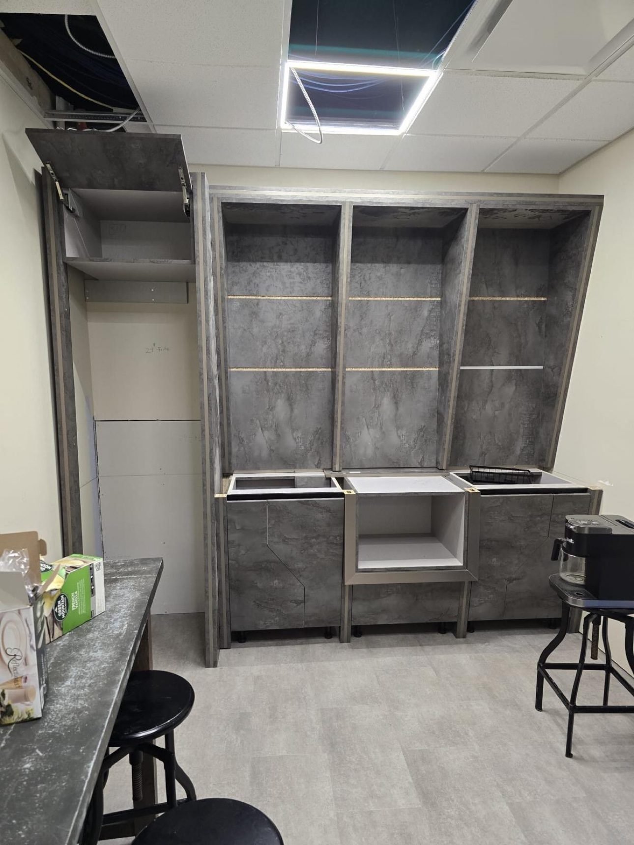 Fitting a stone-look built-in wall unit during installation